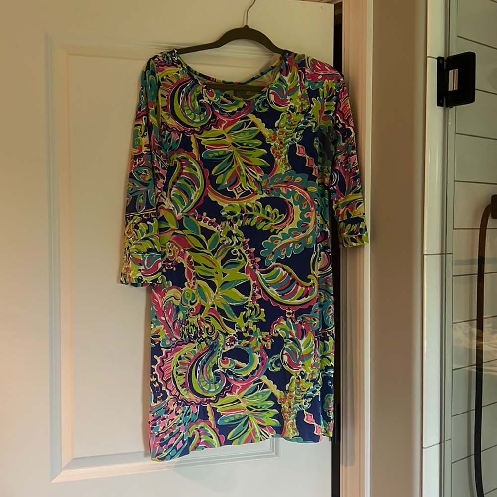 Lilly Pulitzer dress size medium. Discoloration in the under arm area.